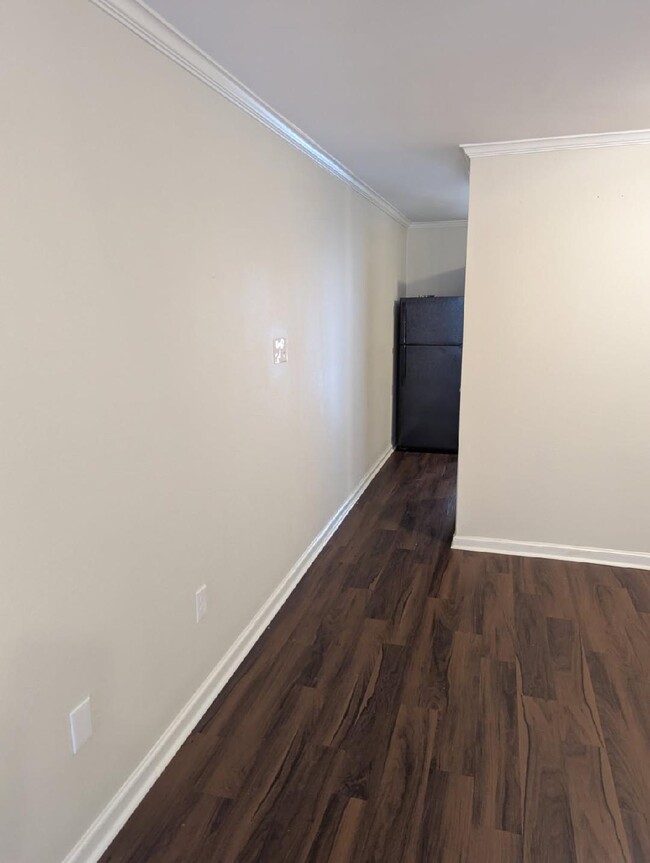 Building Photo - 421 Longwood Ct