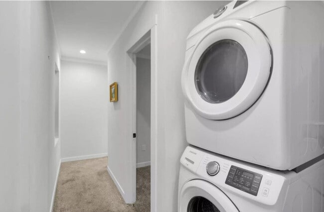 Building Photo - 3 Bedroom Newly Renovated  Apartment with ...