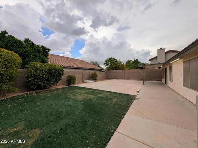 Building Photo - 15748 W Paradise Ln