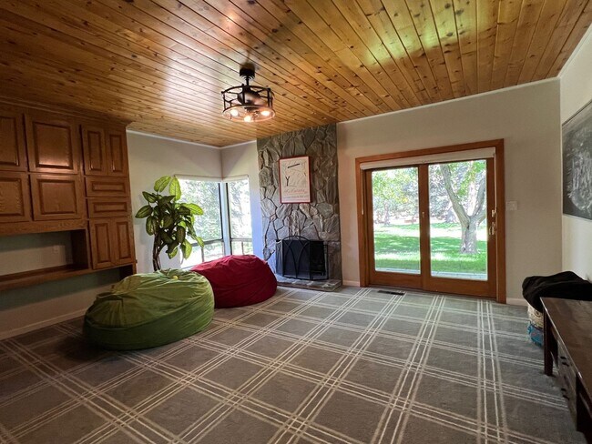 Building Photo - Gorgeous Lakeridge Shores Home Available Now