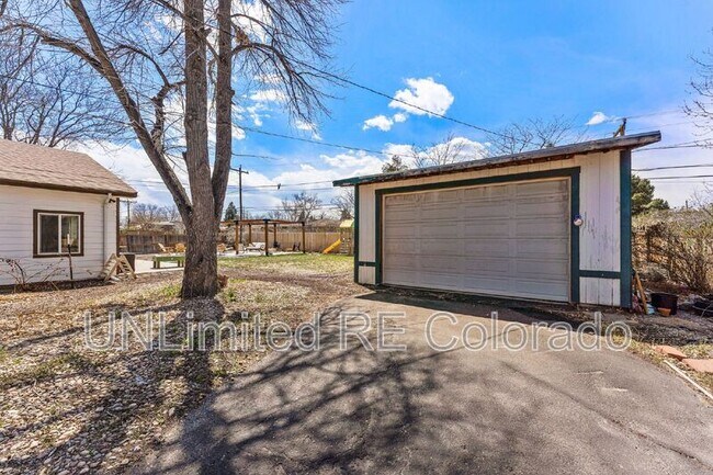 Building Photo - 303 Brentwood St