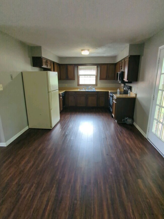 Building Photo - 2517 Thoroughbred Dr