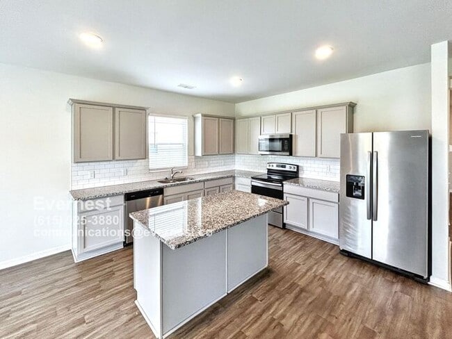 Primary Photo - Spacious and Beautiful 5-Bedroom Home / Av...
