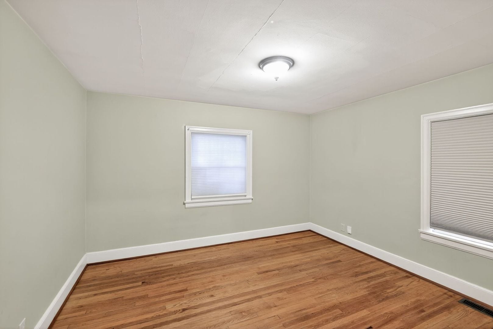 Building Photo - 1106 Elwell Ave