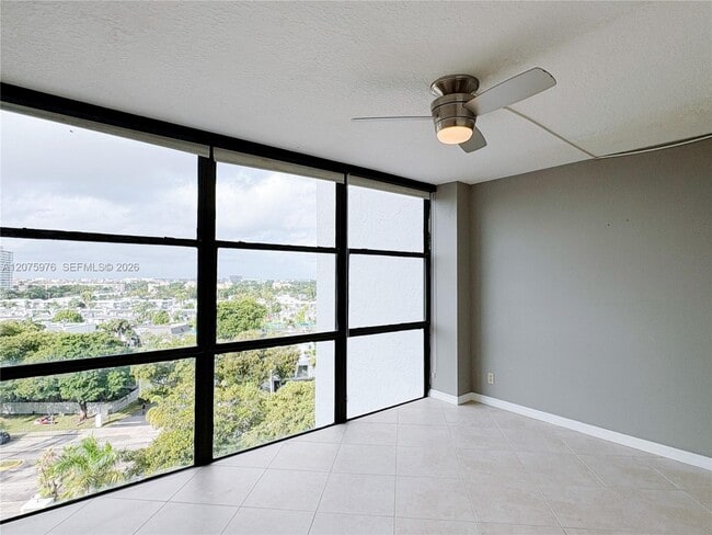 Building Photo - 800 Parkview Dr