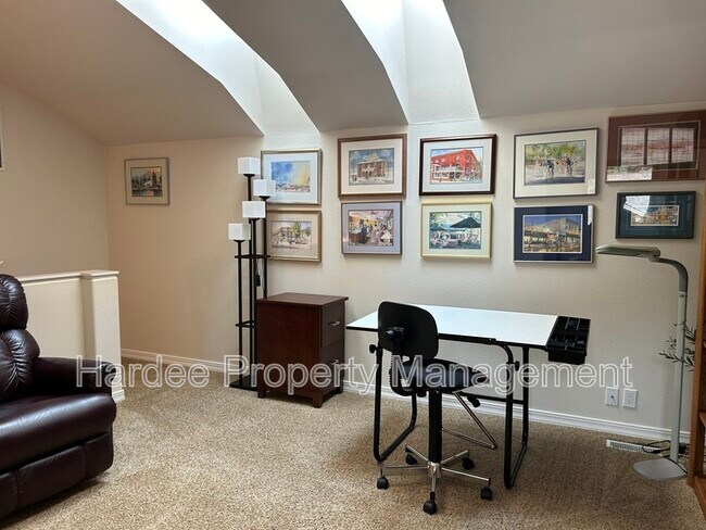 Building Photo - 830 E Riverpark Ln