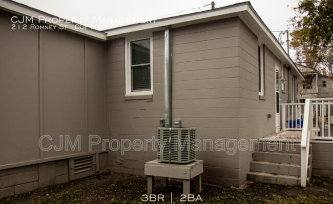 Building Photo - 212 Romney St