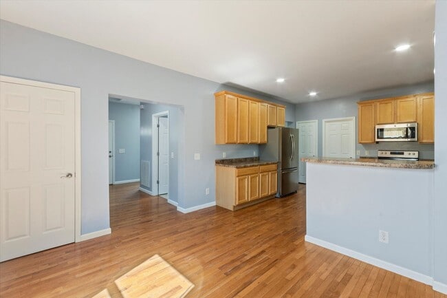 Building Photo - In Town Near The Bike Path