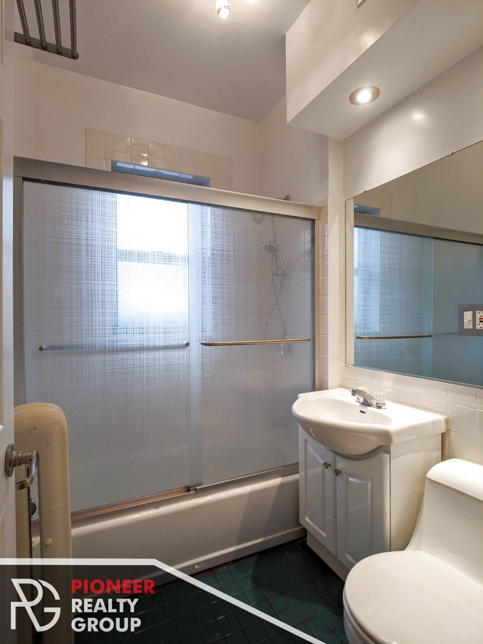 Building Photo - 736 W Addison St