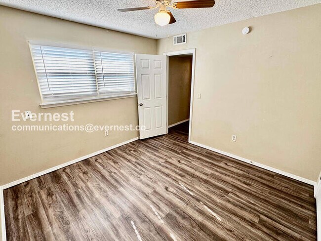 Building Photo - 3 Bed, 2 Bath Townhome with Fenced Yard & Garage / Pet-Friendly / Available Now!