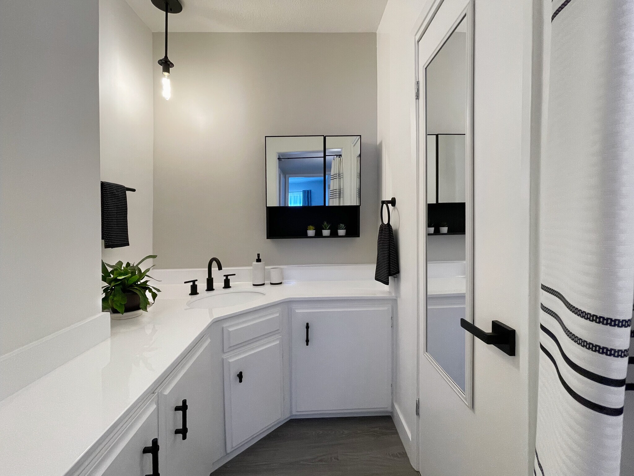 Modern, second bathroom with lots of storage - 9047 Langdon Ave