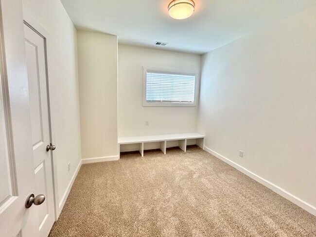 Building Photo - Now Leasing at Cedar Bluff – 4BR Townhomes...