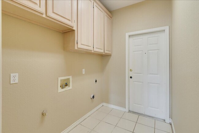 Building Photo - 7426 Lake Travis Dr