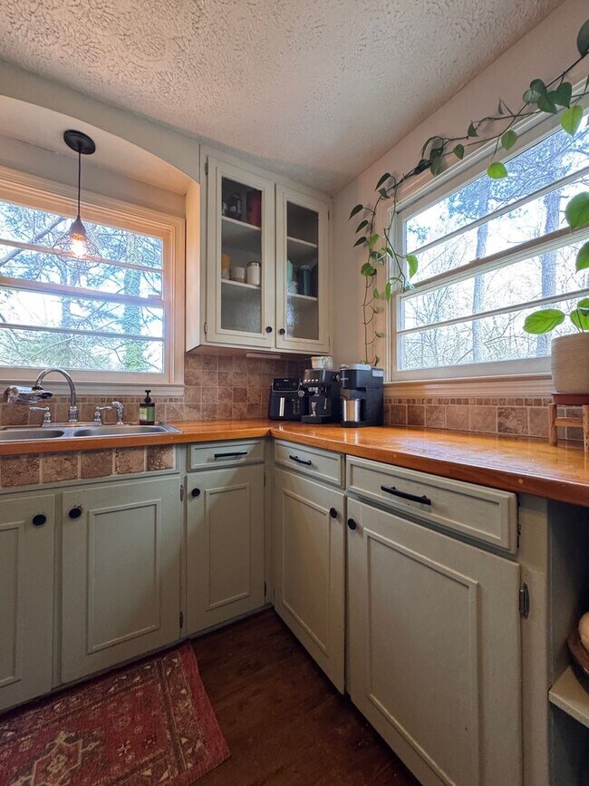 Building Photo - Cozy Two-Bedroom Furnished Bungalow