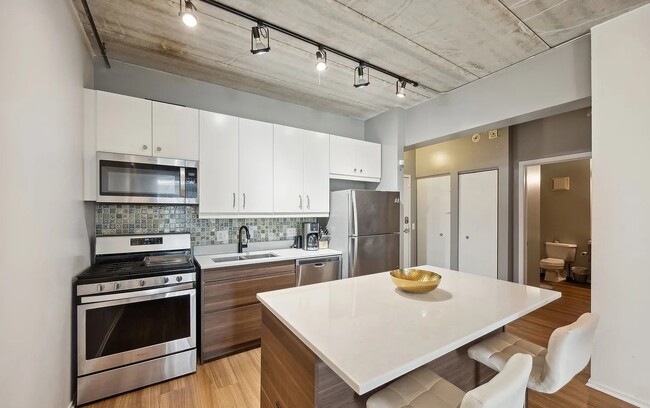 Building Photo - Quiet Community – 1 Bedroom Available