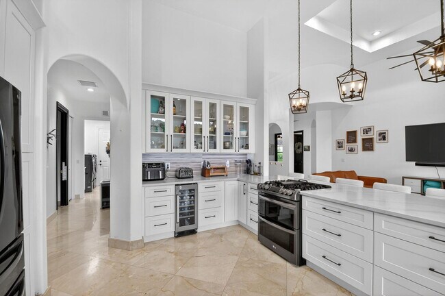 Building Photo - 10337 Trianon Pl