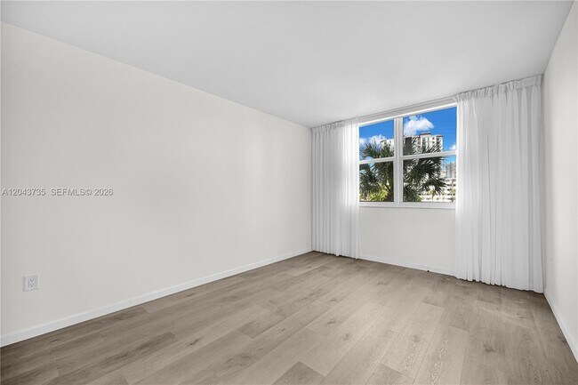 Building Photo - 300 Bayview Dr