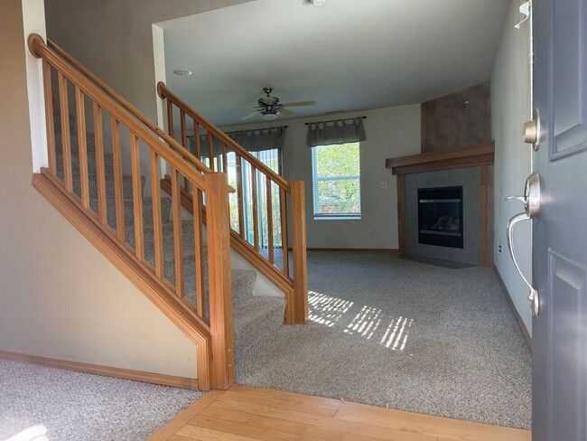 Building Photo - Beautiful 3 beds, 2.5 baths 6 minutes to V...
