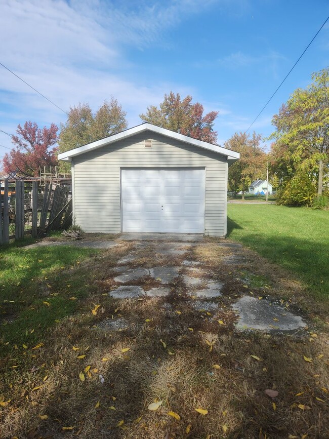 Building Photo - 3 BR House near Downtown