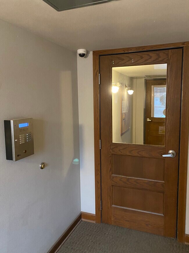 Building Photo - 214 S Kline St