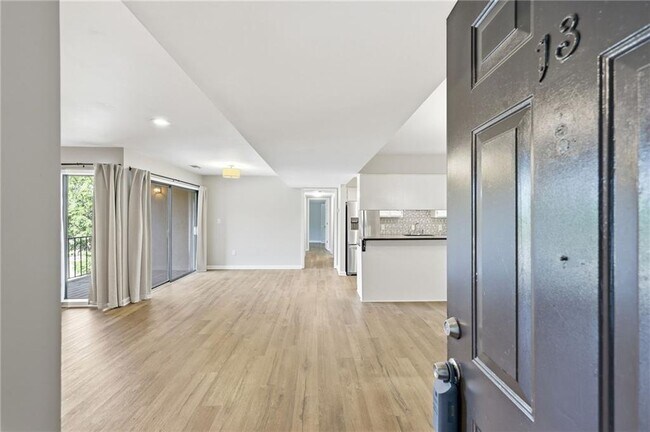 Building Photo - 605 Candler St