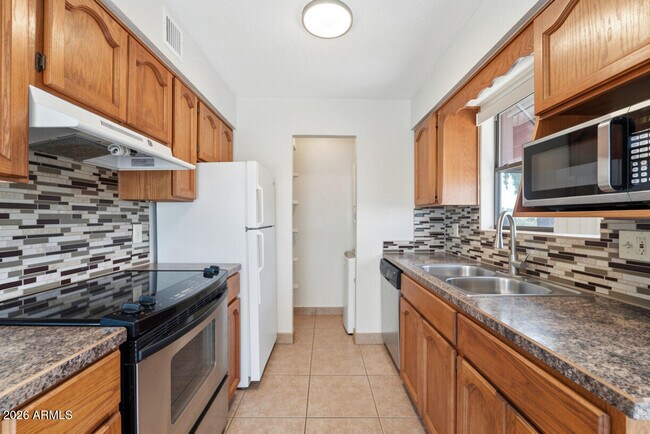 Building Photo - 16657 E Gunsight Dr
