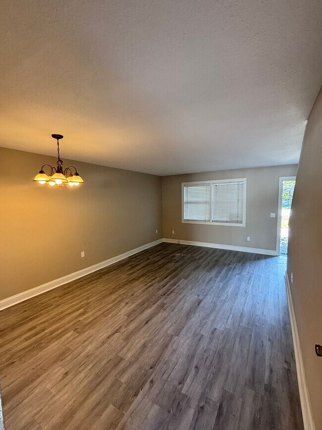 Building Photo - Newly Renovated 2 Bed / 1.5 Bath Townhome near Beaches!