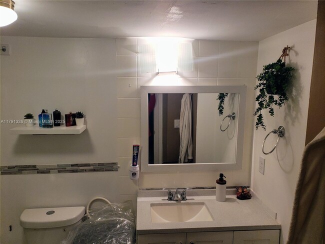 Building Photo - 3101 N Country Club Dr