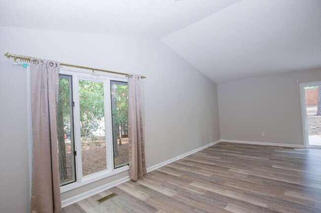 Building Photo - 50 Surry Cir N