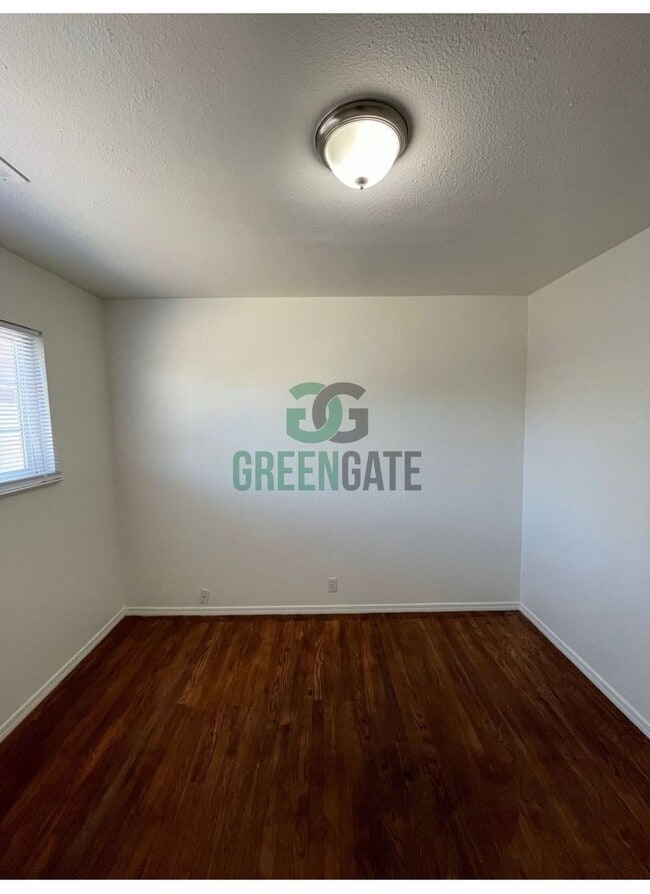 Building Photo - BEAUTIFUL 3 BEDROOM 2 BATH HOME MOVE IN RE...