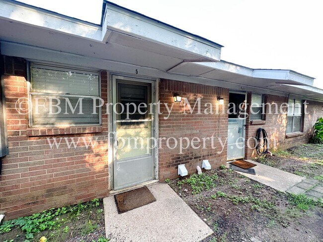 Building Photo - 300 E San Saba Ave