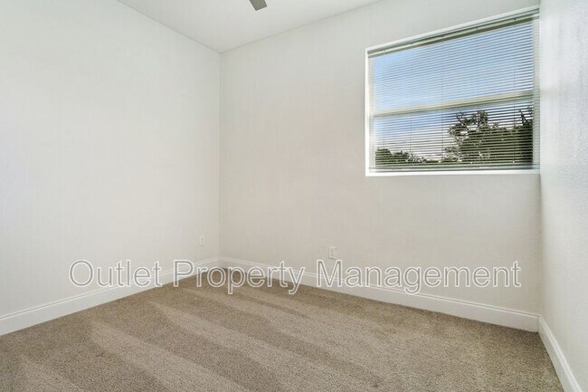 Building Photo - 1649 Lake Dr