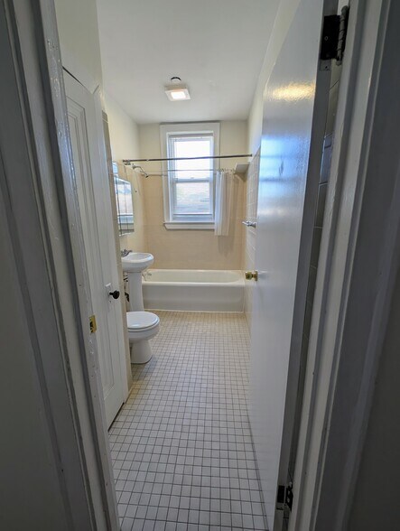 Full bathroom with linen closet - 3508 W Dickens Ave