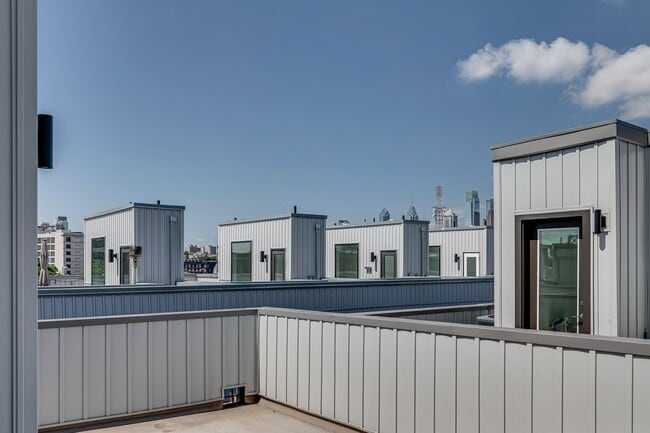 Building Photo - Northern Liberties Townhome with Parking