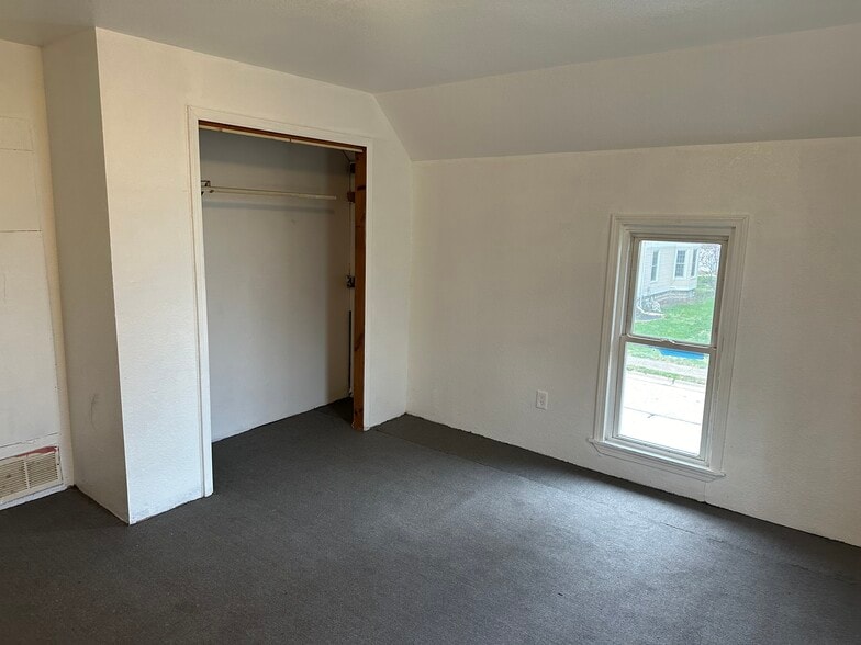 Building Photo - 1112 E 3rd St