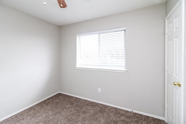 Building Photo - 1502 Killdee Ct