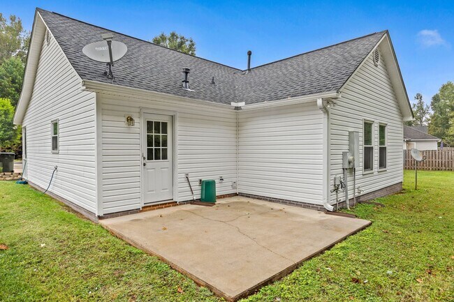 Building Photo - Beautiful 3-bed, 2 bath home in Hallmark G...