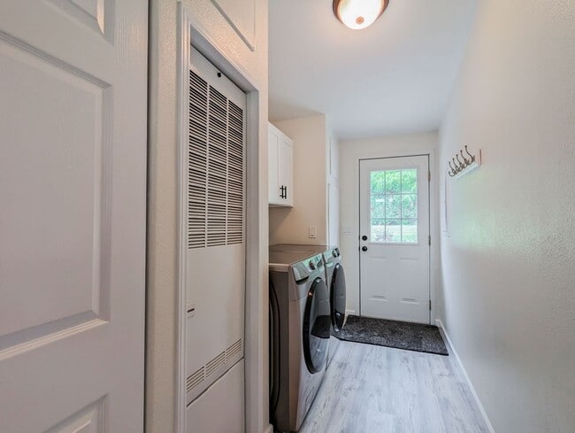 Building Photo - Fully remodeled & updated 3 bed 2 bath hom...