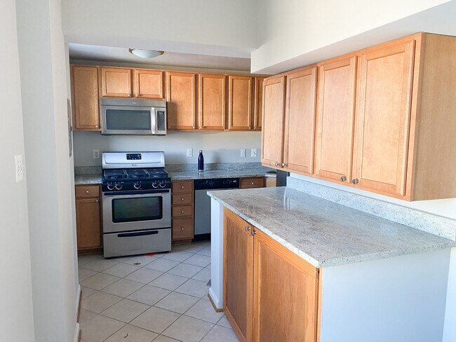 Building Photo - On 14th Street 2 Bedroom in Columbia Heights