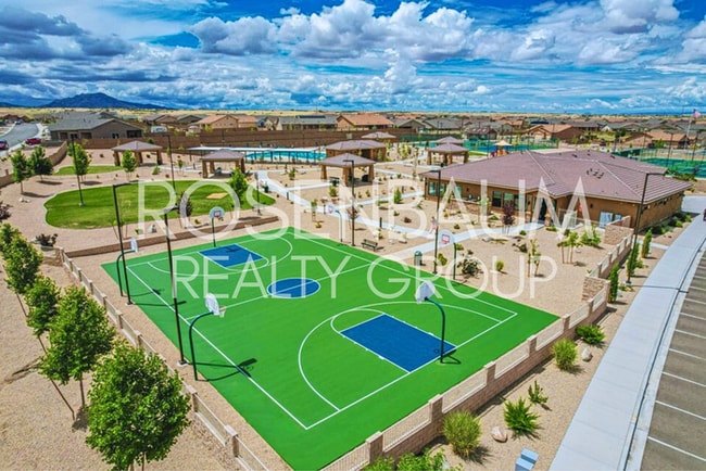 Building Photo - Gorgeous 3-bedrooms, 2-baths home in the b...