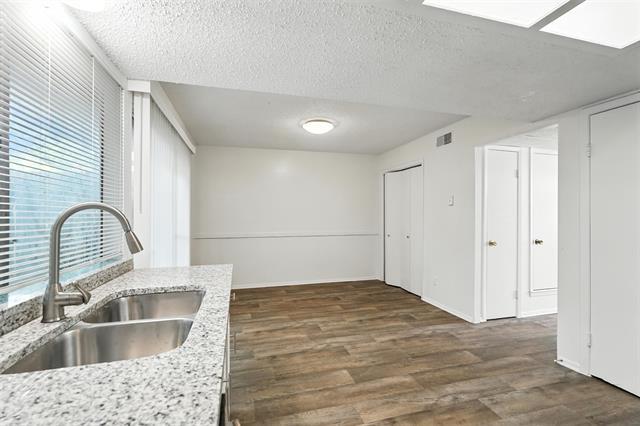 Building Photo - 302 Candlewood Ln