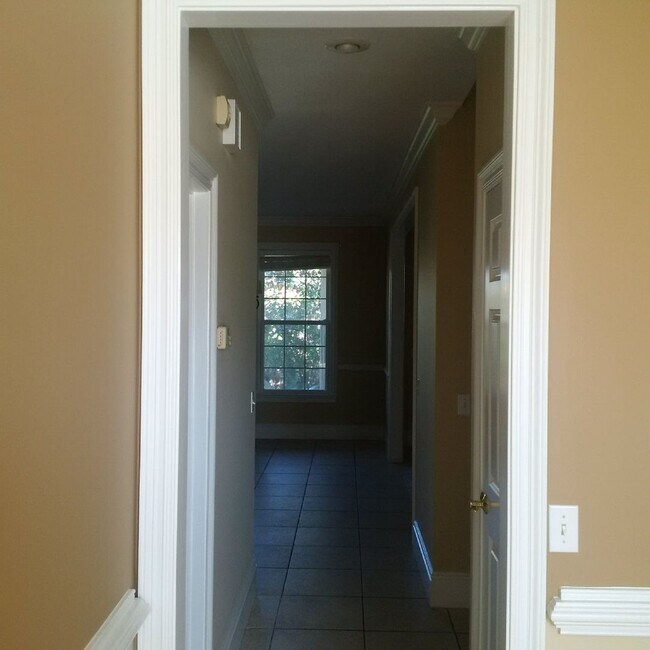 Building Photo - Beautiful 4 Bedroom 2 and 1/2 bath home in...