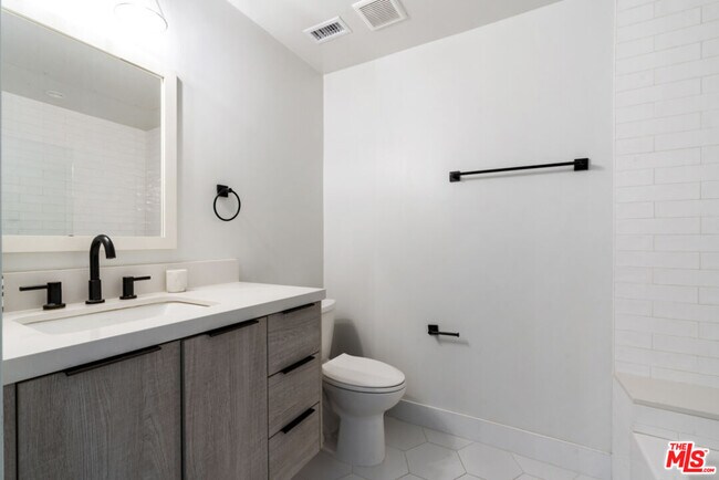 Building Photo - 738 Parkman Ave