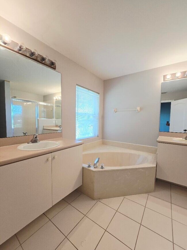 Building Photo - 329 River Bluff Ln