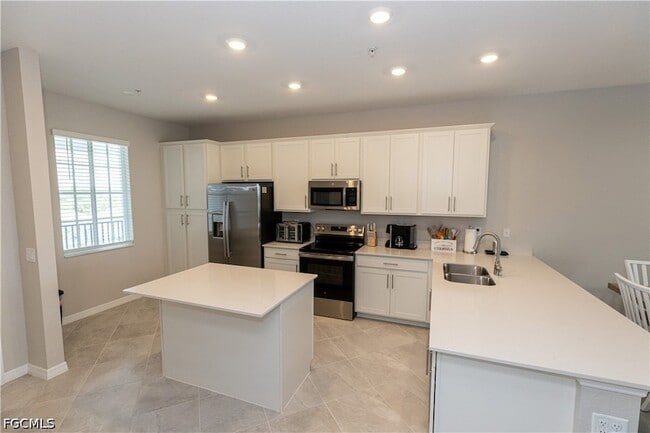 Building Photo - 15375 Grn Acrs Ave