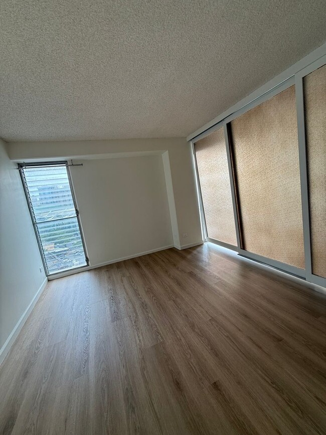 Building Photo - Renovated 1-bedroom unit available immedia...