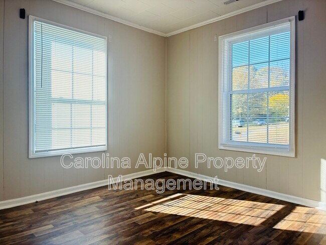 Building Photo - 110 Martin St