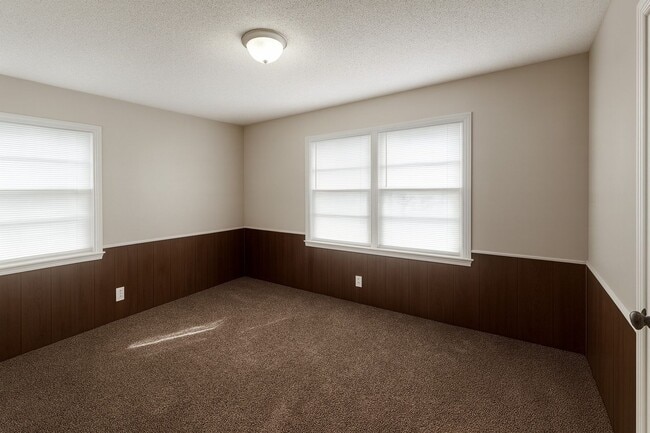 Building Photo - Charming 2 Bedroom 1 Bath Bungalow for Ren...