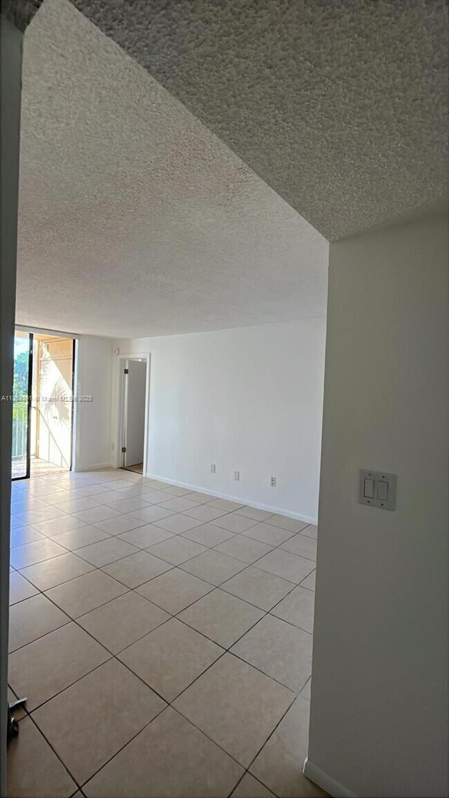 Building Photo - 14211 N Kendall Dr