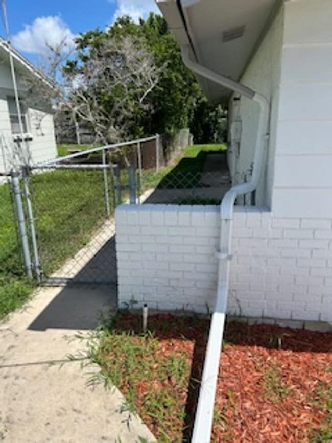Building Photo - AVAILABLE NOW!!  Well maintained 2/2 in a ...